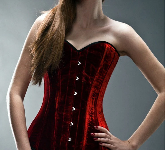 When black corsets hit the streets： rebellious expressions in subculture585 When black corsets hit the streets: rebellious expressions in subculture