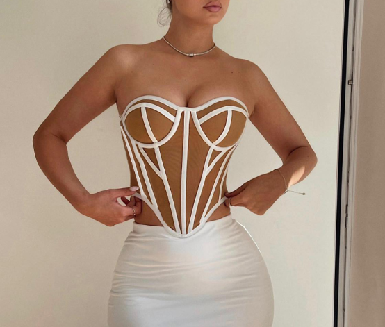 Weekend Brunch Outfit：Use black corset to create effortless chic 1604 Weekend Brunch Outfit: Use black corset to create “effortless chic ”