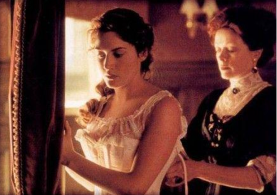 Why do movie lenses still love black corsets? Decoding the "sense of visual control" 1 The corset worn by Rose in Titanic